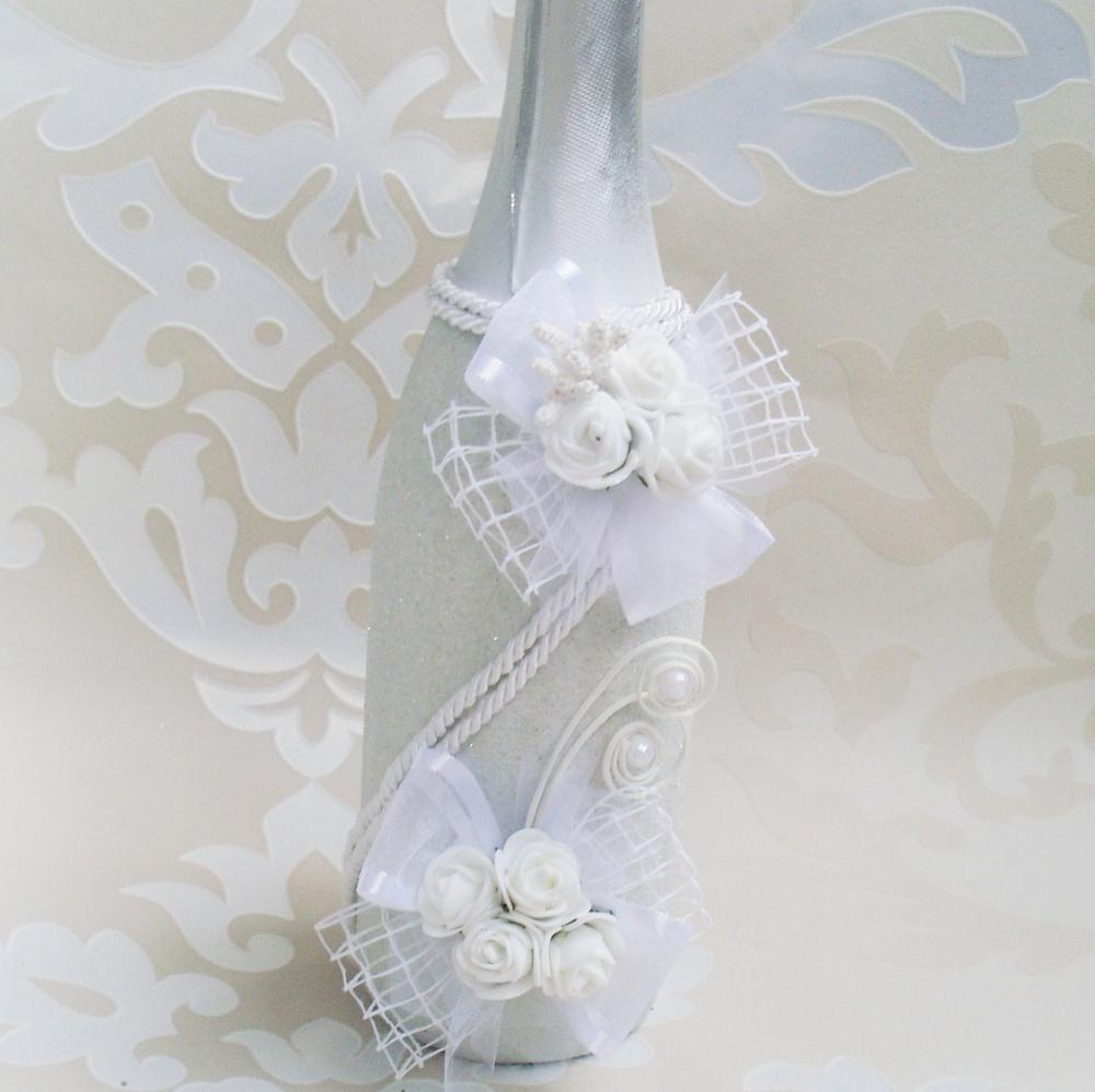 Шампанско за сватба с декорация в снежно бял цвят